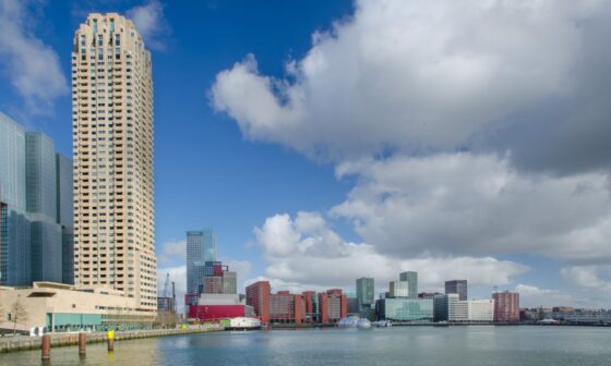 De skyline van Rotterdam met woontorens, de stad waar vastgoedontwikkelaar Jan Ultee actief is