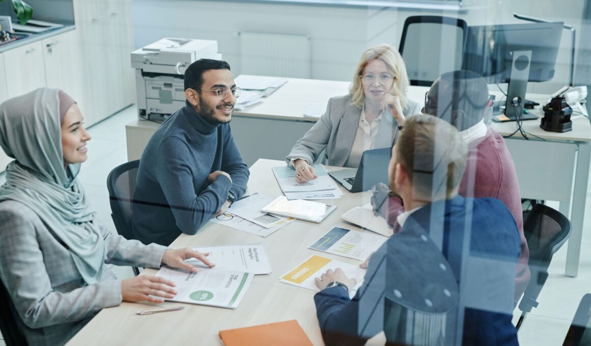 Professionals in overleg op kantoor, het werkveld van detacheerder Maandag van Rob Entjes