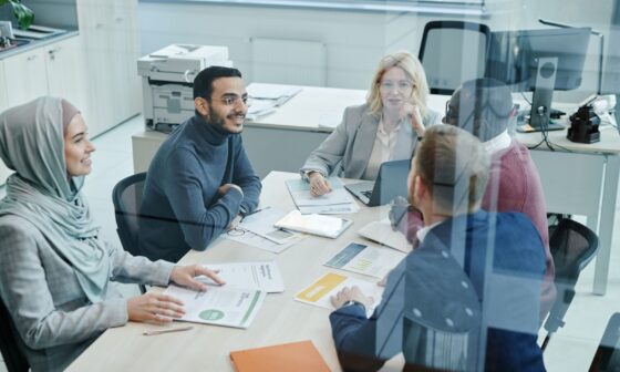Professionals in overleg op kantoor, het werkveld van detacheerder Maandag van Rob Entjes