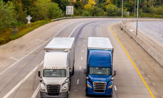 Vrachtwagens op de snelweg, symbool voor het transportbedrijf van Ronald Lubbers