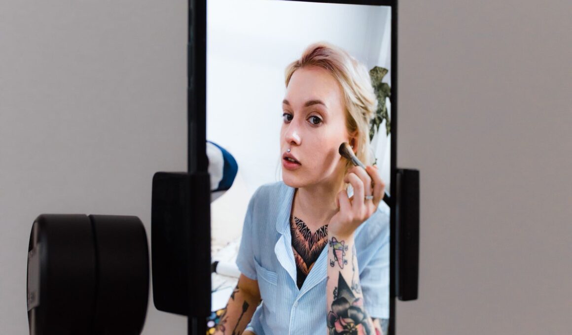 Een influencer neemt content op met een smartphone, het werk waarmee Sarah van Soelen haar geld verdient