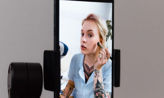 Een influencer neemt content op met een smartphone, het werk waarmee Sarah van Soelen haar geld verdient